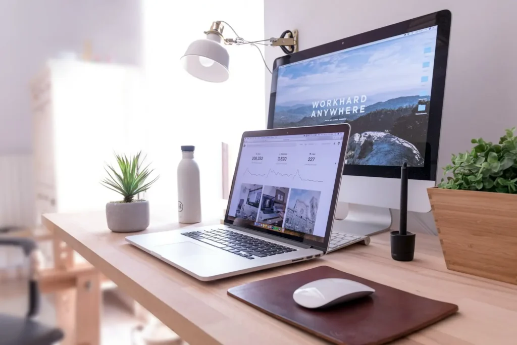 Prix d’un site vitrine en 2026 : combien prévoir ? — Aurea Media Bureau lumineux avec un ordinateur affichant un site internet en cours de création