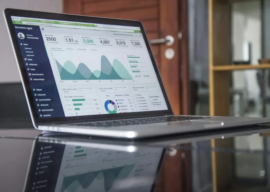 Ordinateur portable affichant un tableau de bord de statistiques de visites